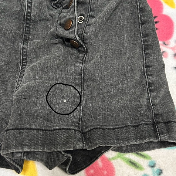 No Boundaries High Rise Shorts - Picture 3 of 4